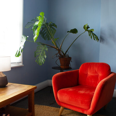 Ocean room with a red armchair and blue walls